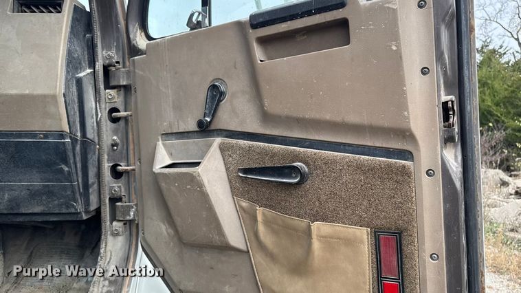 image for item EM2499 1992 International 8100 semi truck