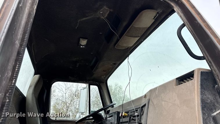 image for item EM2499 1992 International 8100 semi truck