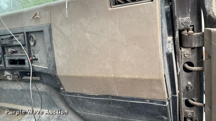 image for item EM2499 1992 International 8100 semi truck