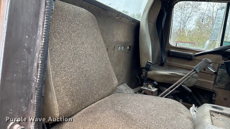 image for item EM2499 1992 International 8100 semi truck