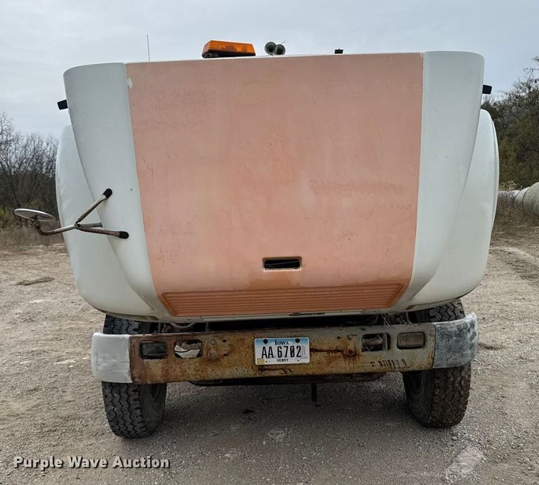 image for item EM2499 1992 International 8100 semi truck