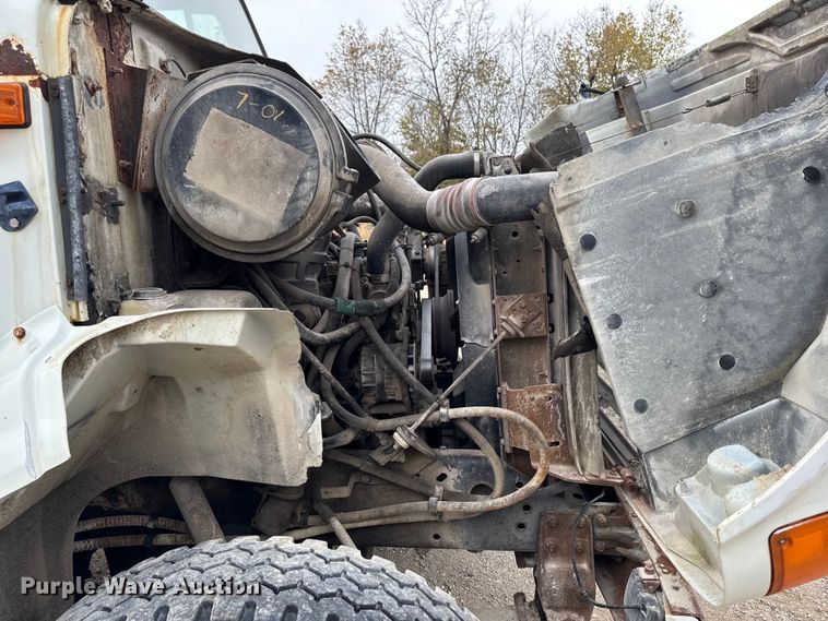 image for item EM2499 1992 International 8100 semi truck