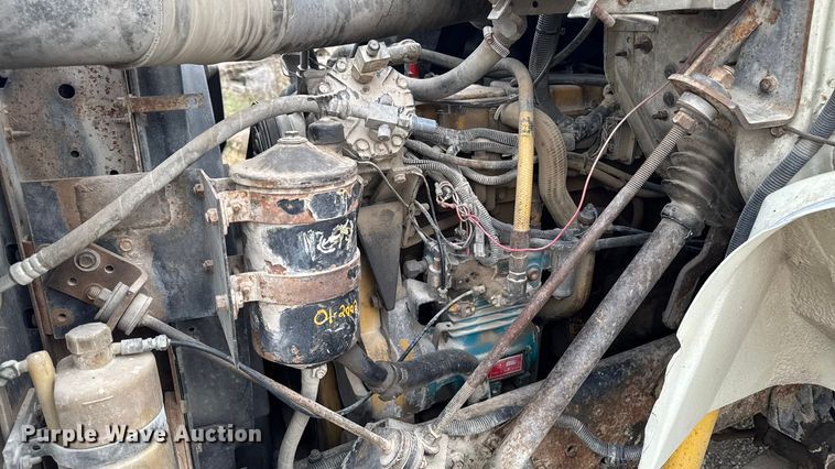 image for item EM2499 1992 International 8100 semi truck