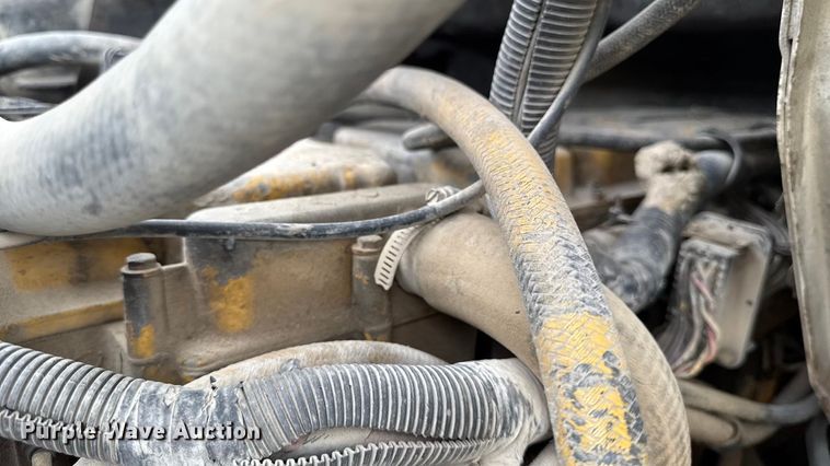 image for item EM2499 1992 International 8100 semi truck