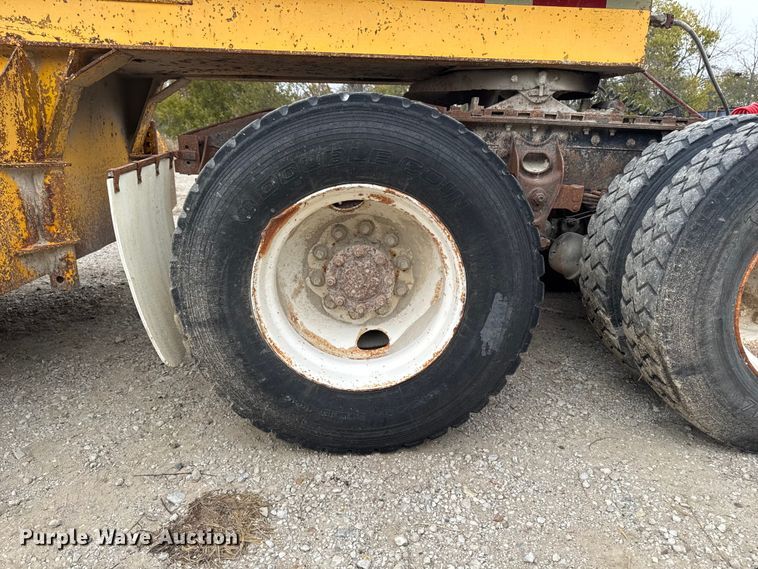 image for item EM2499 1992 International 8100 semi truck