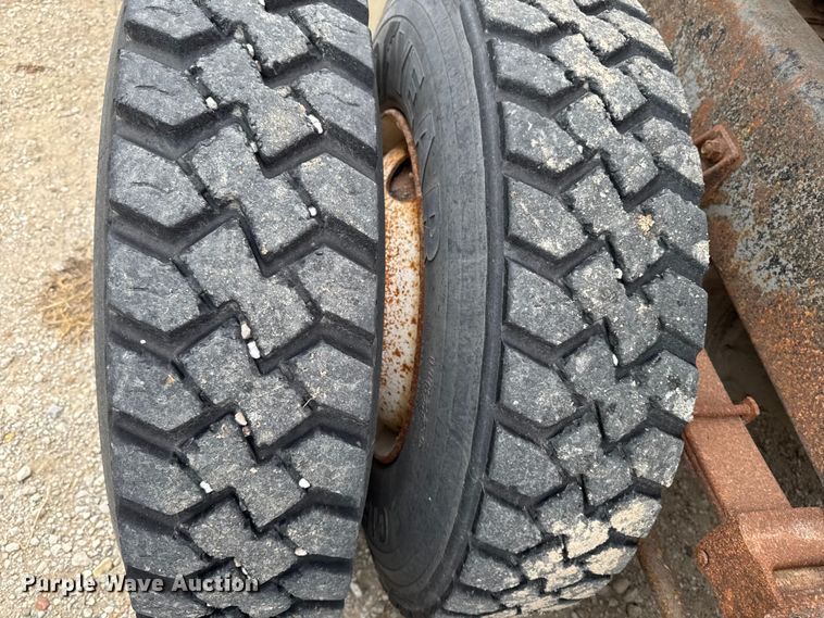 image for item EM2499 1992 International 8100 semi truck