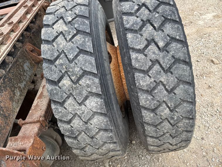 image for item EM2499 1992 International 8100 semi truck