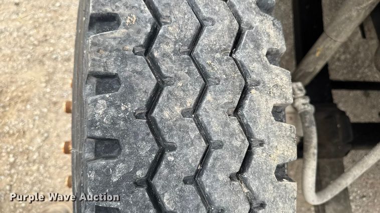 image for item EM2499 1992 International 8100 semi truck