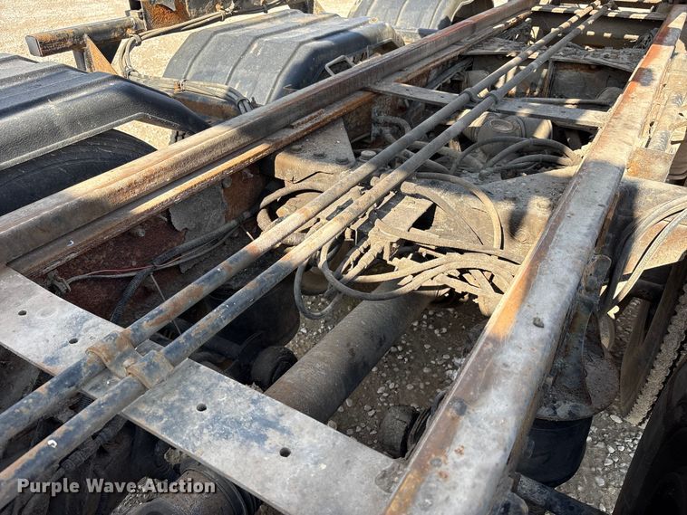 image for item EM6153 2006 Kenworth T800 roll-off container truck