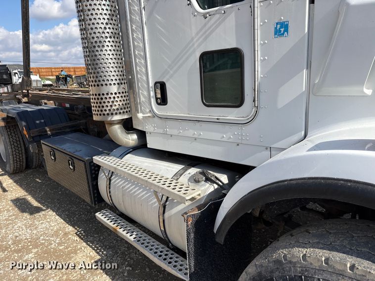 image for item EM6153 2006 Kenworth T800 roll-off container truck