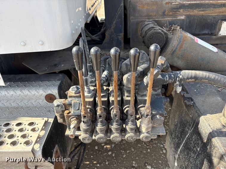 image for item EM6153 2006 Kenworth T800 roll-off container truck