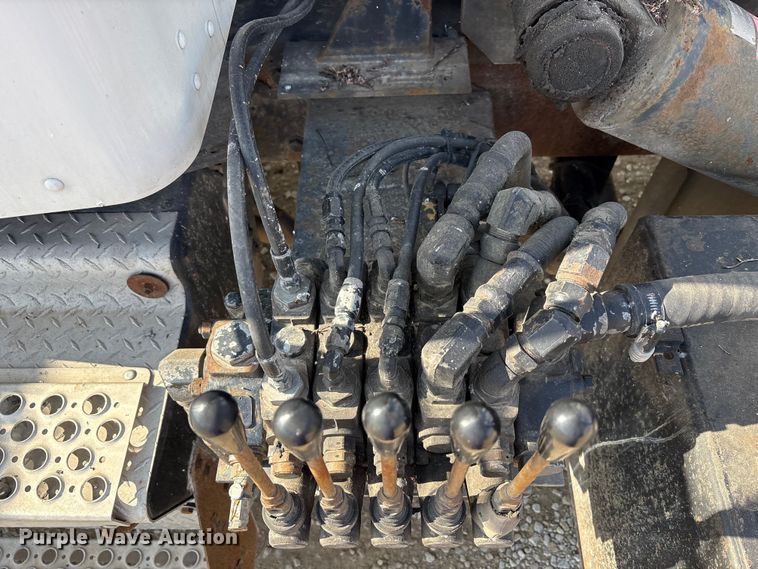 image for item EM6153 2006 Kenworth T800 roll-off container truck