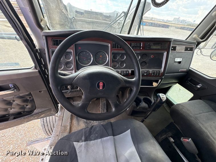 image for item EM6153 2006 Kenworth T800 roll-off container truck