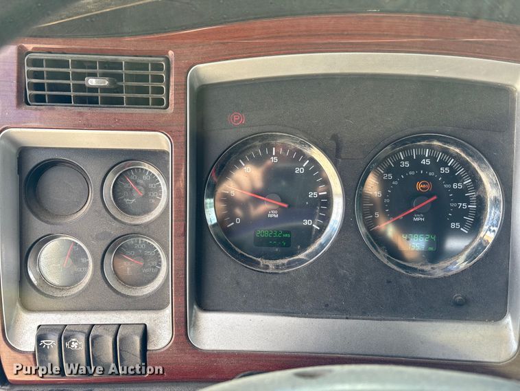 image for item EM6153 2006 Kenworth T800 roll-off container truck