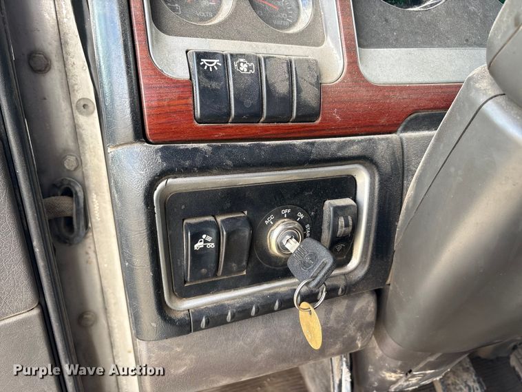 image for item EM6153 2006 Kenworth T800 roll-off container truck