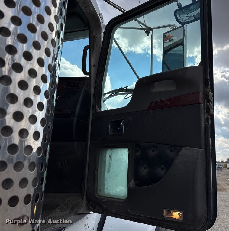 image for item EM6153 2006 Kenworth T800 roll-off container truck