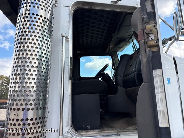 image for item EM6153 2006 Kenworth T800 roll-off container truck