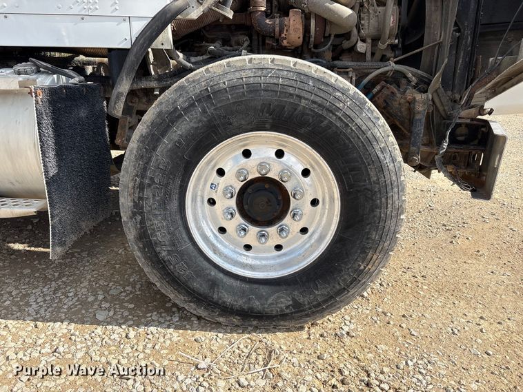 image for item EM6153 2006 Kenworth T800 roll-off container truck