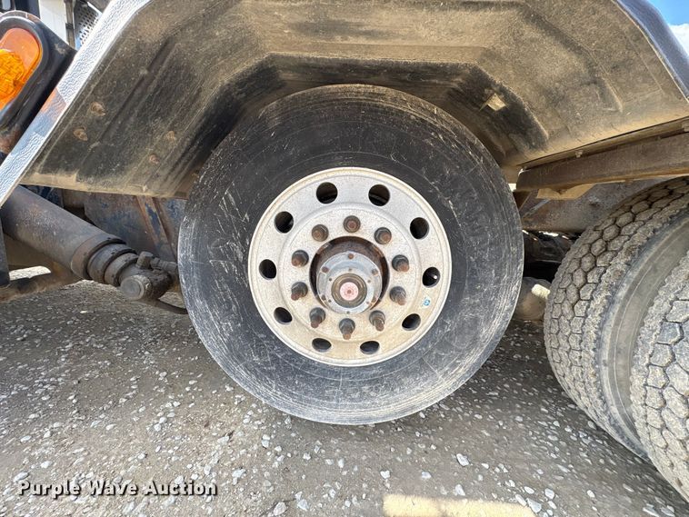 image for item EM6153 2006 Kenworth T800 roll-off container truck