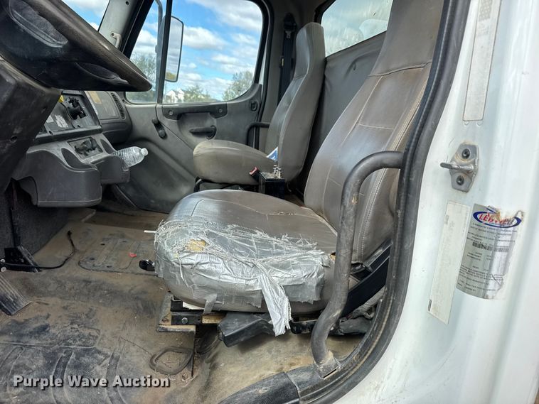 image for item EM8276 2013 Freightliner Business Class M2 water truck