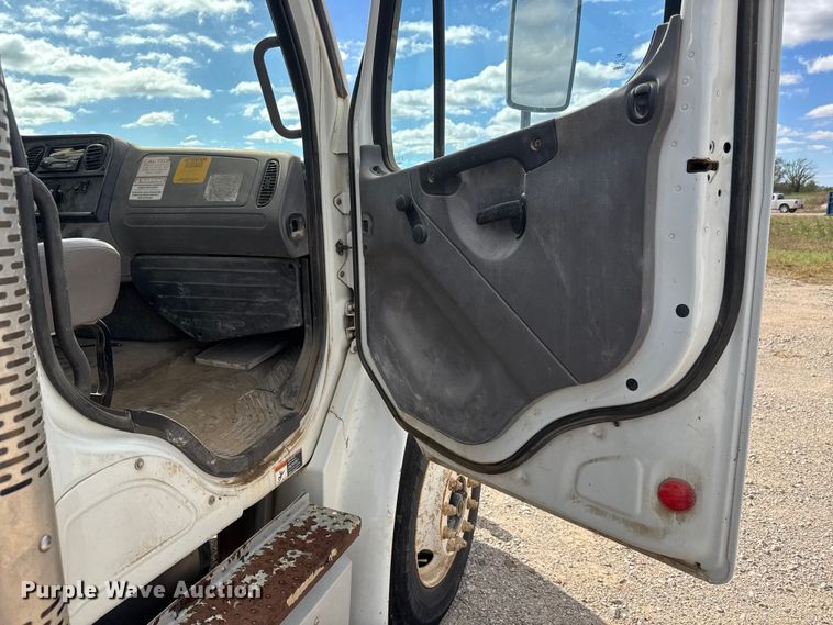 image for item EM8276 2013 Freightliner Business Class M2 water truck