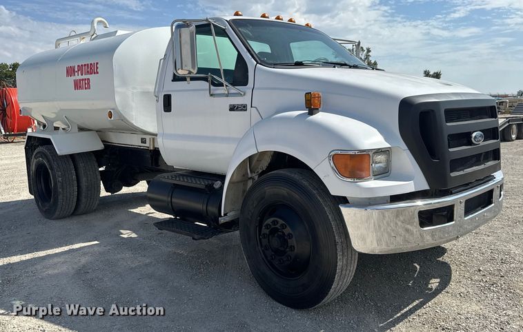 image for item EM8309 2004 Ford F750 Super Duty water truck