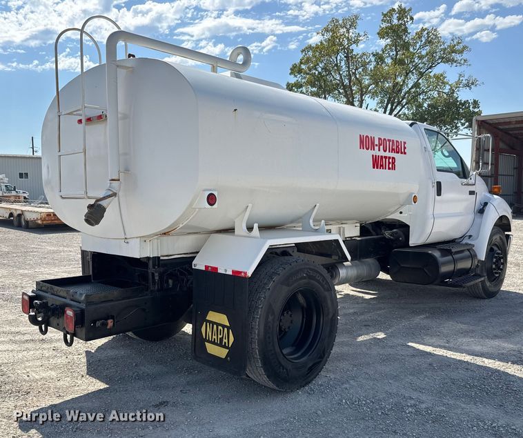 image for item EM8309 2004 Ford F750 Super Duty water truck