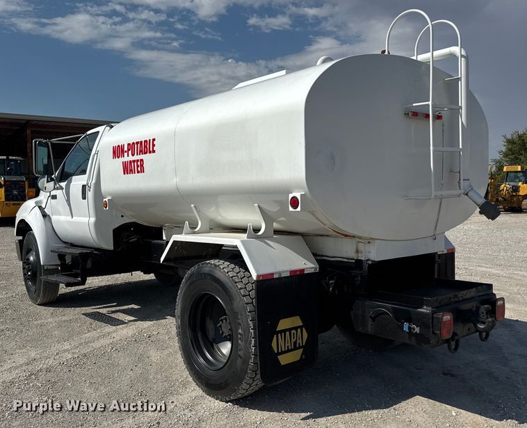 image for item EM8309 2004 Ford F750 Super Duty water truck