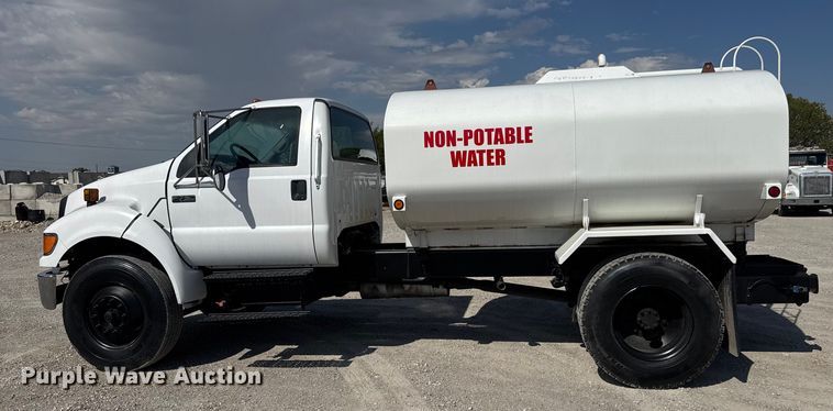 image for item EM8309 2004 Ford F750 Super Duty water truck