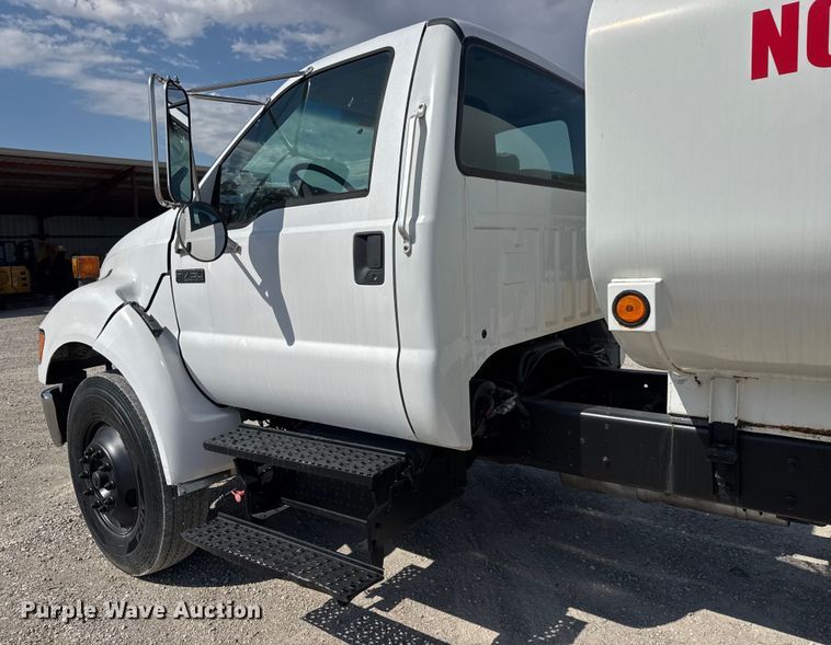 image for item EM8309 2004 Ford F750 Super Duty water truck