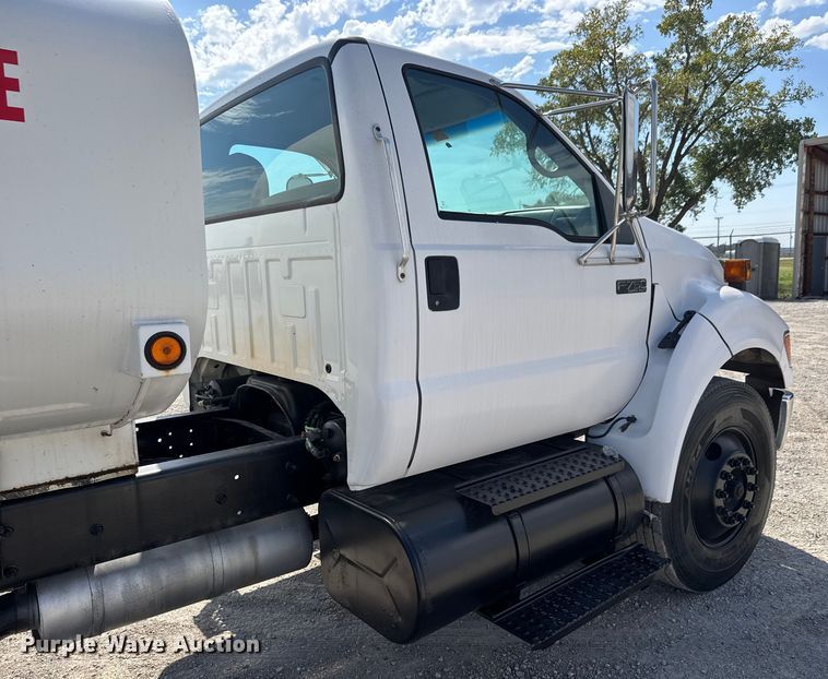 image for item EM8309 2004 Ford F750 Super Duty water truck