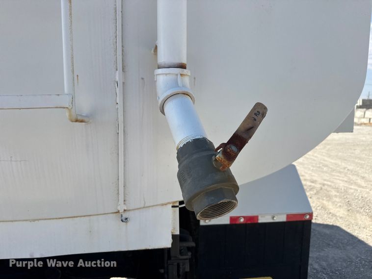 image for item EM8309 2004 Ford F750 Super Duty water truck