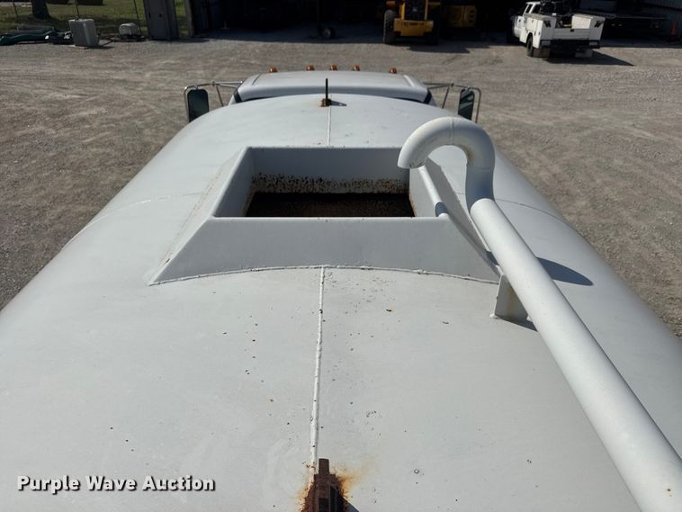 image for item EM8309 2004 Ford F750 Super Duty water truck