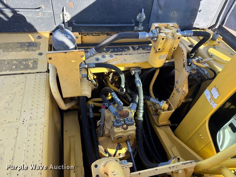 image for item EM8464 2012 Komatsu PC490LC-10 excavator