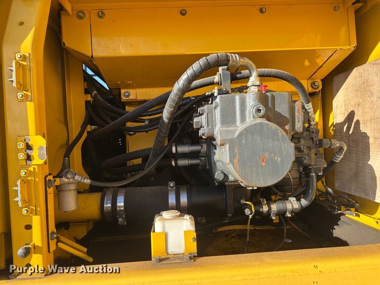 image for item EM8464 2012 Komatsu PC490LC-10 excavator