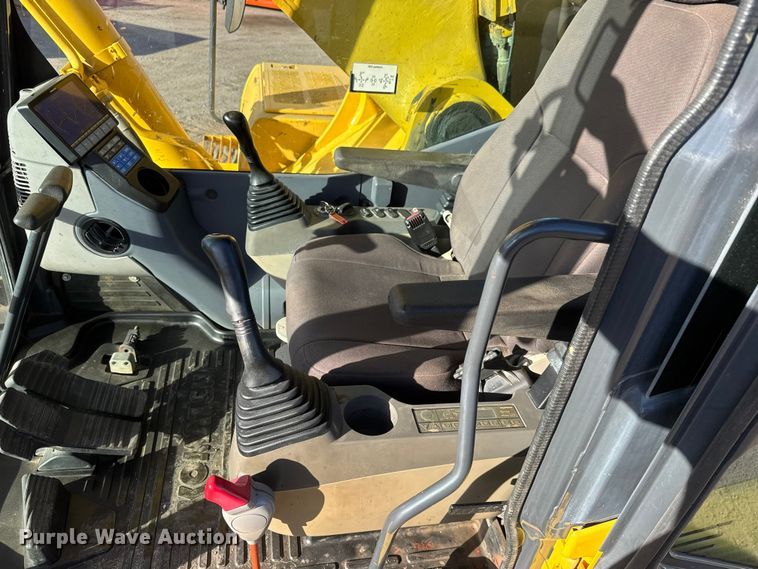 image for item EM8464 2012 Komatsu PC490LC-10 excavator