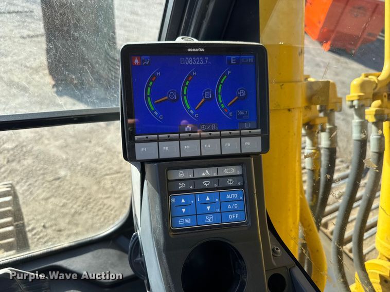 image for item EM8464 2012 Komatsu PC490LC-10 excavator