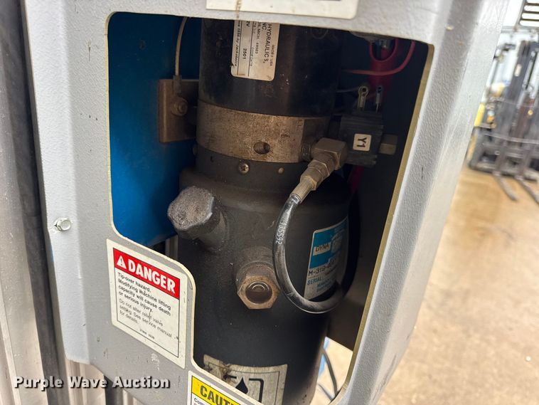 image for item EN0610 Genie AWP-30S vertical lift