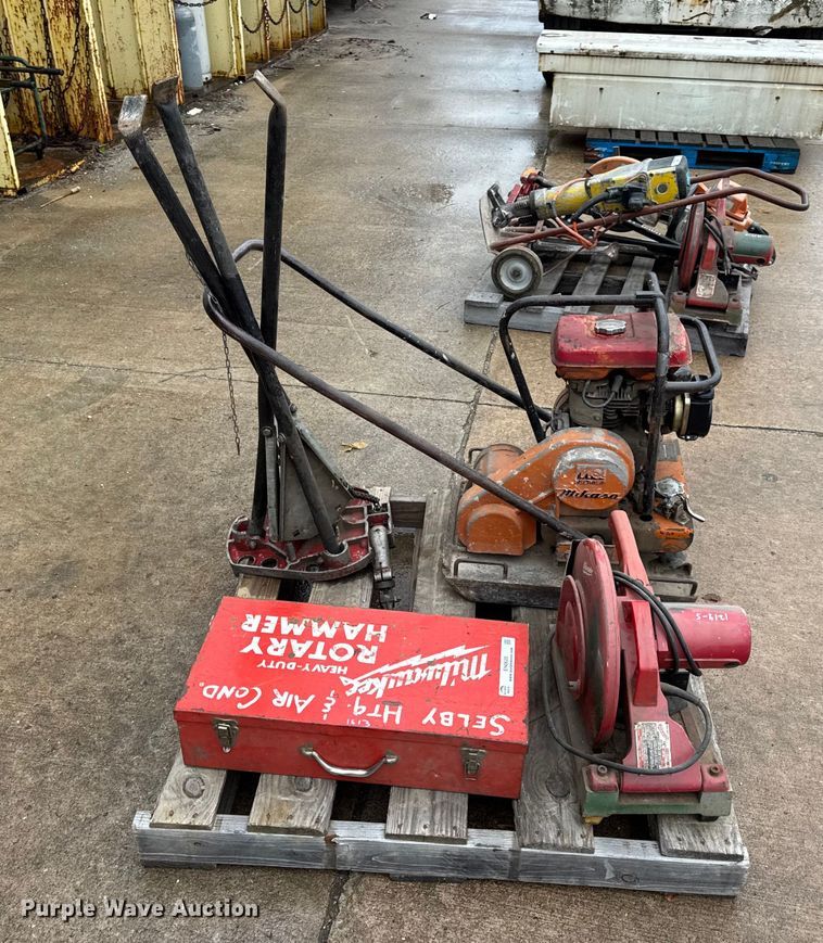 image for item EN0620 Assorted tools