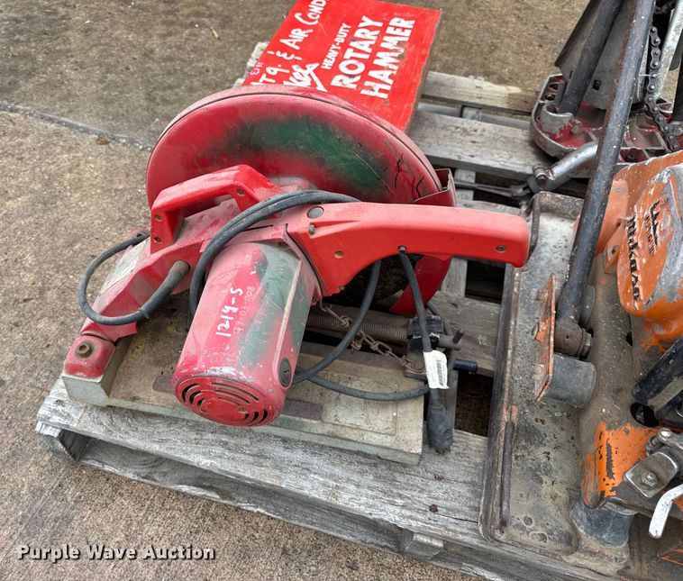 image for item EN0620 Assorted tools