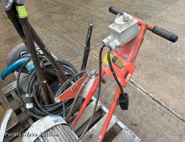 image for item EN0623 Assorted tools