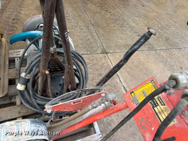 image for item EN0623 Assorted tools