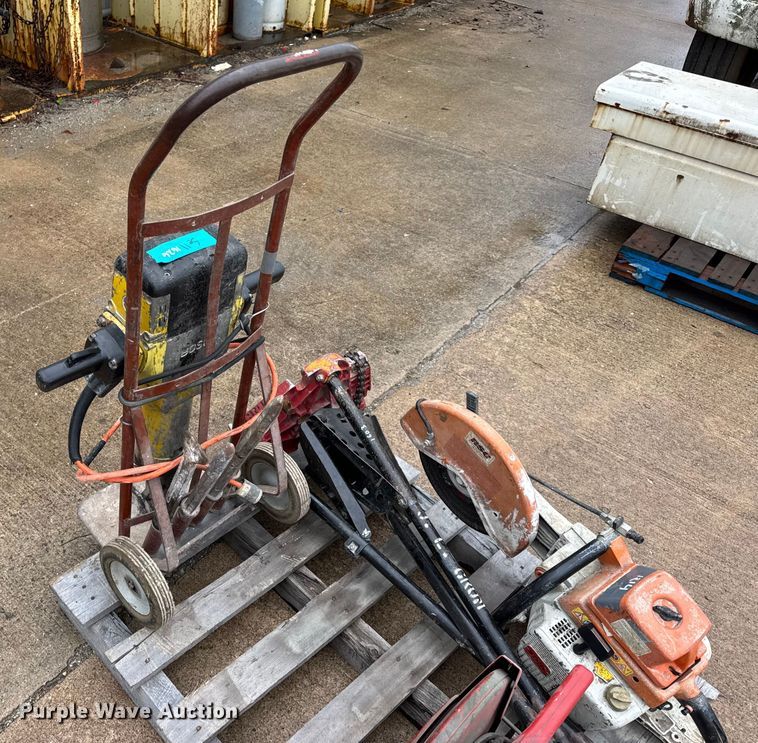 image for item EN0624 Assorted tools