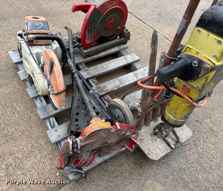 image for item EN0624 Assorted tools