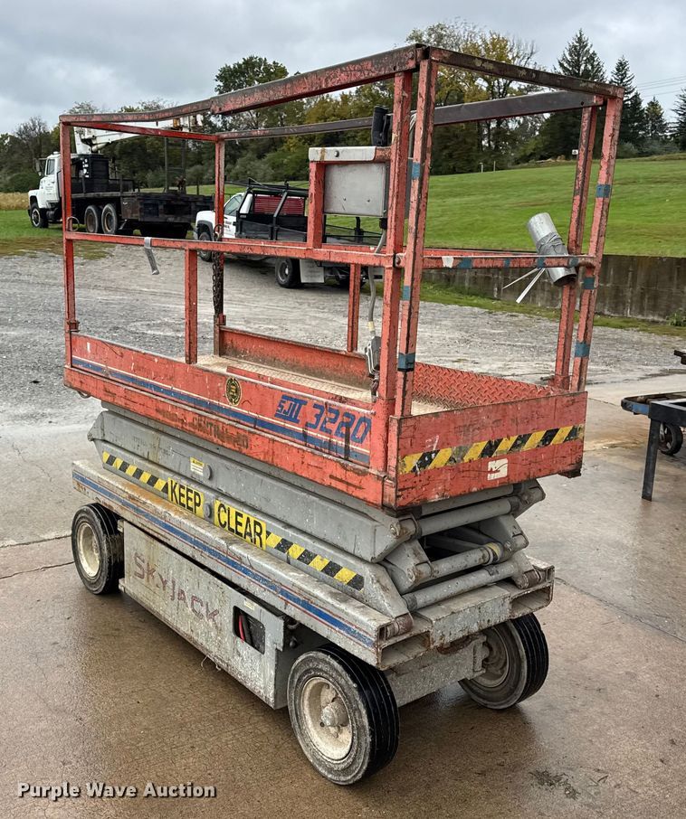image for item EN0627 1994 SkyJack SJ-3220 scissor lift
