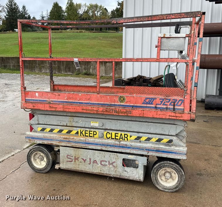 image for item EN0627 1994 SkyJack SJ-3220 scissor lift