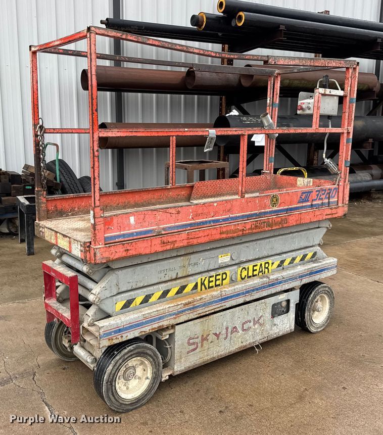 image for item EN0627 1994 SkyJack SJ-3220 scissor lift