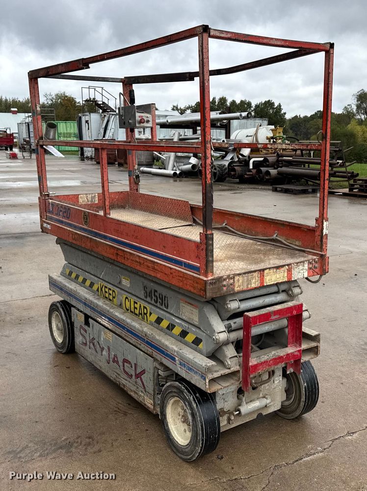 image for item EN0627 1994 SkyJack SJ-3220 scissor lift