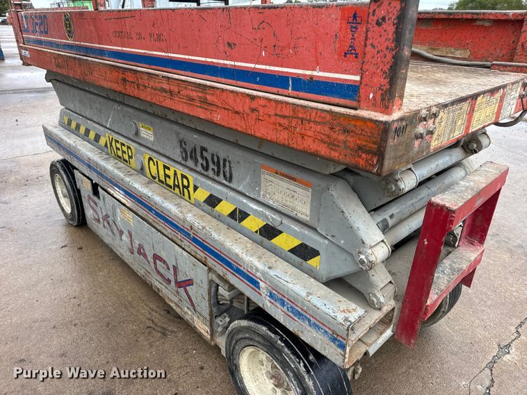 image for item EN0627 1994 SkyJack SJ-3220 scissor lift
