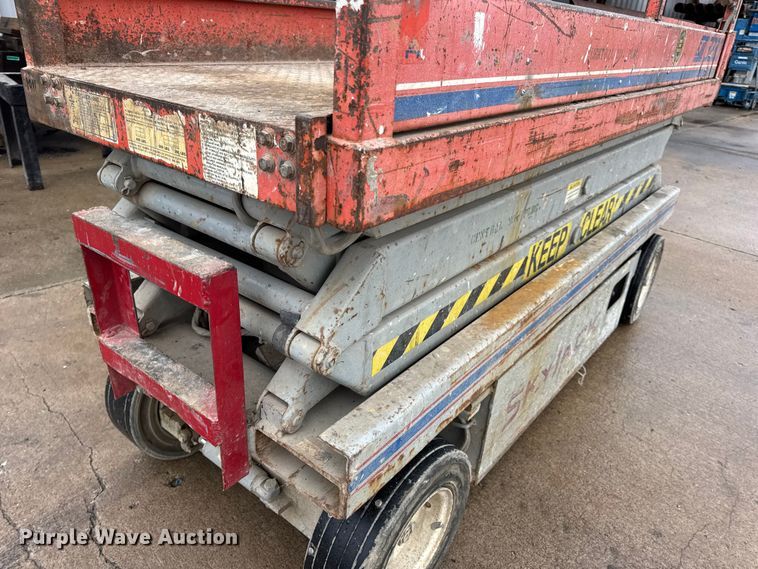 image for item EN0627 1994 SkyJack SJ-3220 scissor lift